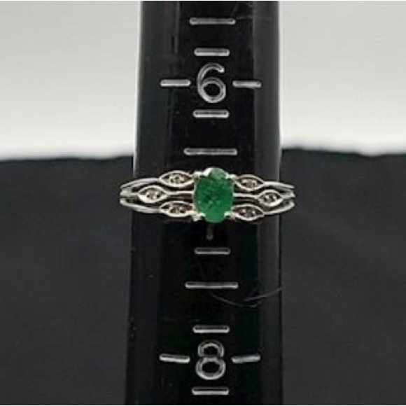Emerald, oval-cut, set in 10 k white gold with 6 Diamond accents - Picture 6 of 12